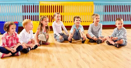 Les séances de sophrologie s’adaptent aux tout petits&nbsp;! En maternelle, elles sont ainsi tournées comme un jeu, et leur durée est adaptée. À cet âge, elles permettent aux enfants de découvrir leur calme intérieur et de développer leur autonomie.