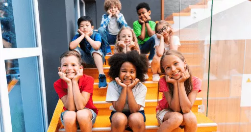 La sophrologie à l’école primaire permet de renforcer les capacités d’attention et d’accroître le bien-être des élèves. En les aidant à mieux comprendre et intégrer leur schéma corporel, cette discipline leur apprend à se libérer des tensions telles que le stress.